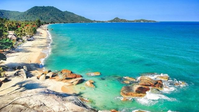 Granite boulders and turquoise water along Lamai Beach on Ko Samui